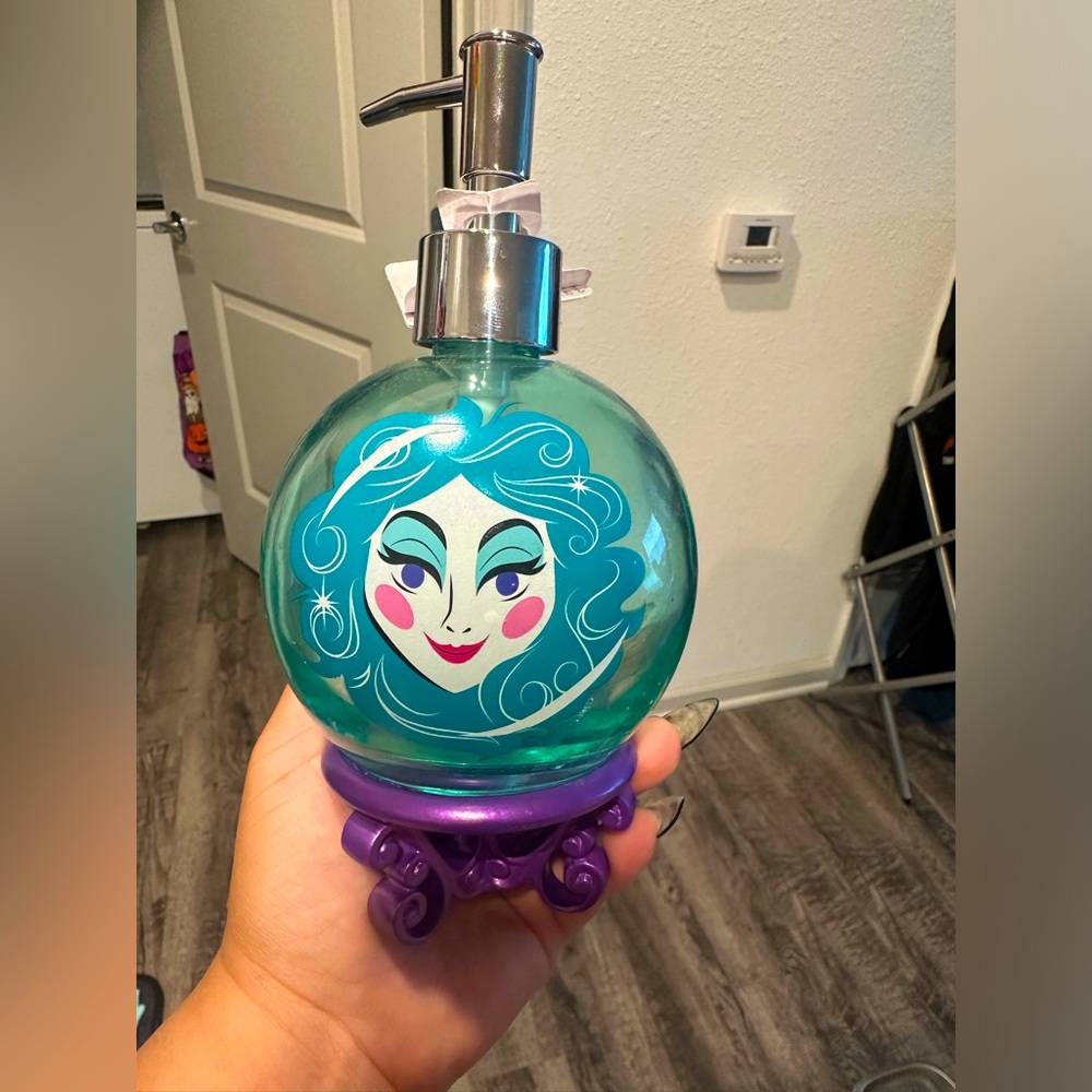 Haunted mansion Madame Leota soap dispenser NWT